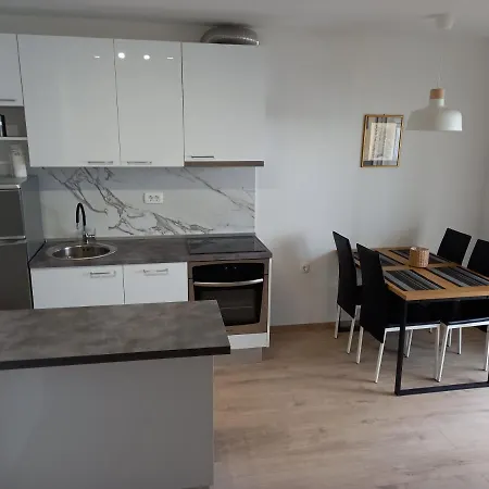 By The Mall Apartman