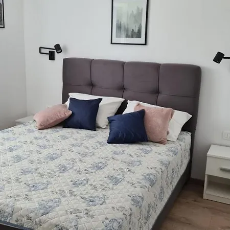 By The Mall Apartman