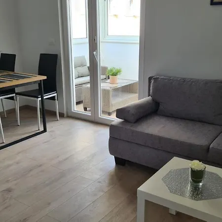By The Mall Apartman